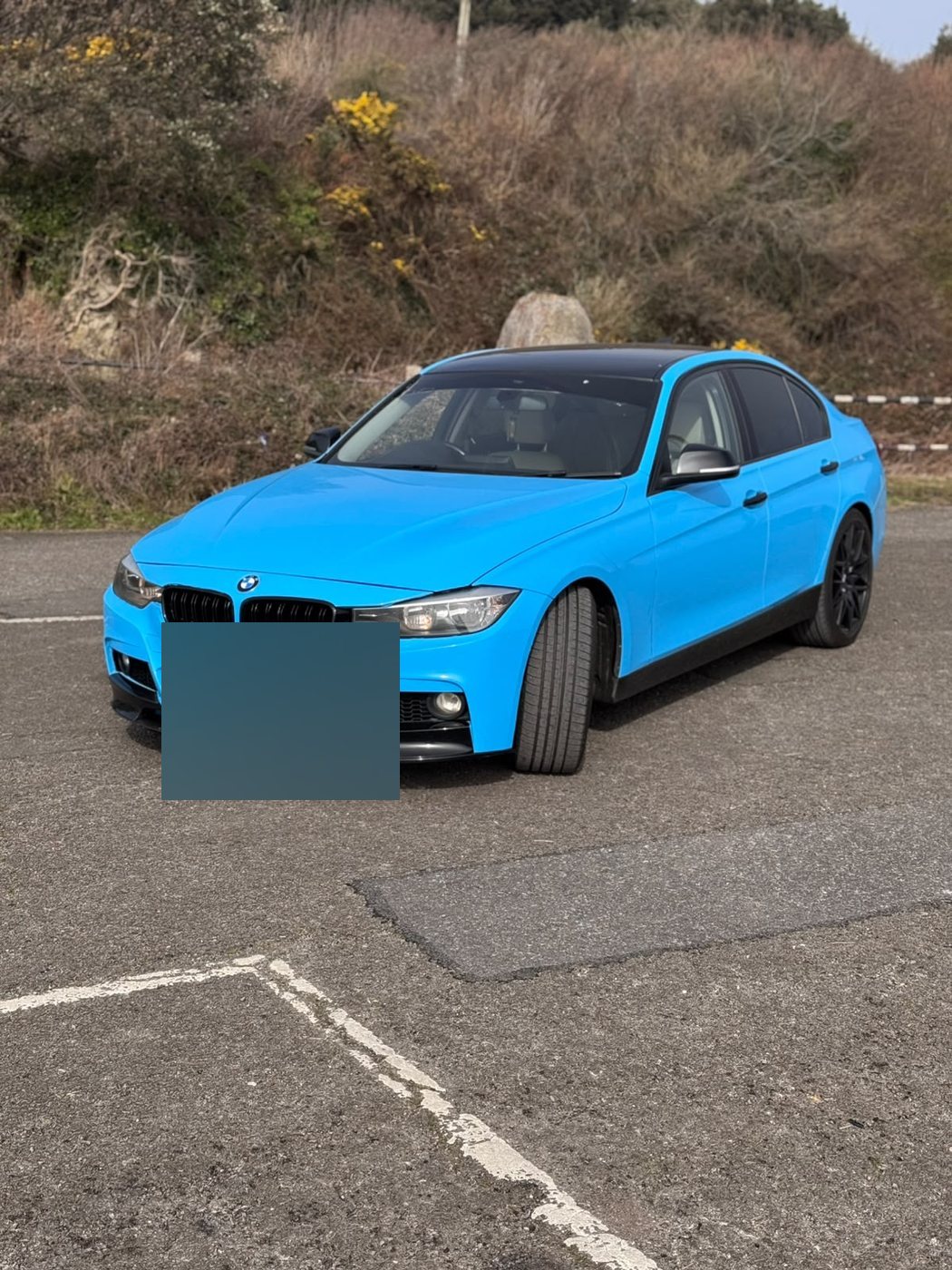 Three-quarter view of the gloss blue BMW 3 Series